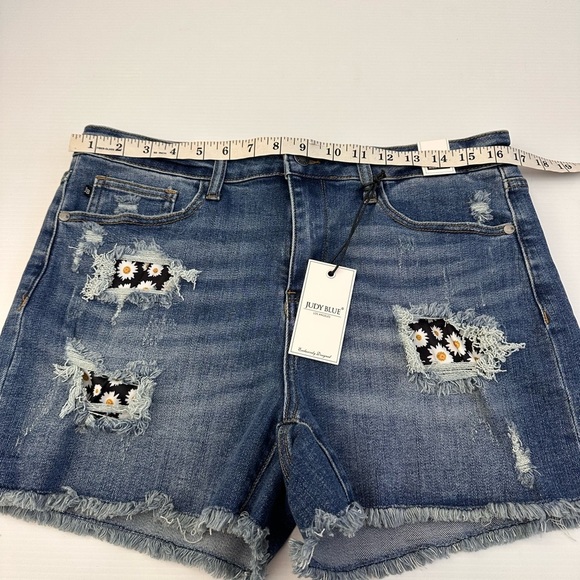 Judy Blue Women’s High Waisted Distressed Daisy Patchwork Denim Shorts! NWT Sz L - Picture 10 of 12